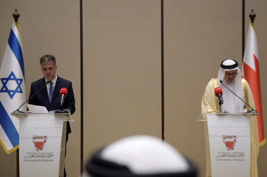 وزير الخارجية البحريني عبداللطيف بن راشد الزياني ونظيره الاسرائيلي ايلي كوهين في المنامة في 4 أيلول/سبتمبر 2023 (ا ف ب)