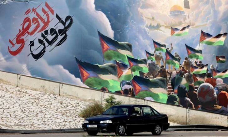 ملصق عملاق لـ"طوفان الأقصى" في العاصمة بيروت (مواقع التواصل)