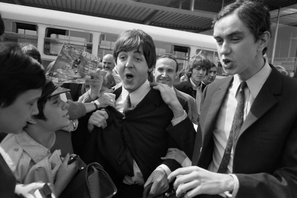 بول مكارتني قرب العاصمة الفرنسية باريس في أيار/ مايو 1965 (ا ف ب)