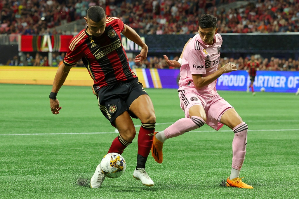 مهاجم أتلانتا يونايتد يورغوس ياكوماكيس في صراع على الكرة مع الأرجنتيني توماس أفيليس مدافع إنتر ميامي في أتلانتا في 16 أيلول/سبتمبر 2023 (ا ف ب)