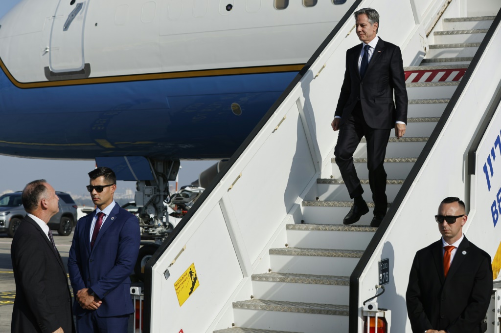 وزير الخارجية الأمريكي أنتوني بلينكن ينزل من طائرة في مطار بن غوريون بالقرب من تل أبيب (ا ف ب)