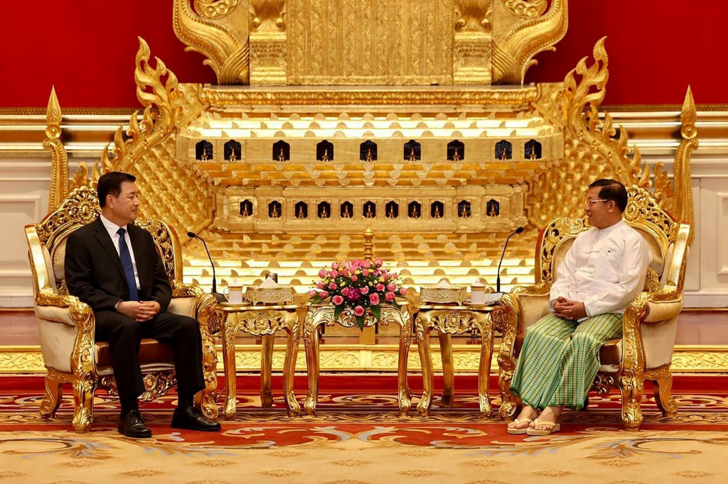 قال رئيس المجلس العسكري في ميانمار، مين أونج هلاينج (على اليمين، في الصورة مع وزير الأمن العام الصيني وانغ شياو هونغ)، إن الجيش سيرد على الجماعات المسلحة العرقية التي تشن هجومًا في شمال البلاد. (ا ف ب)   