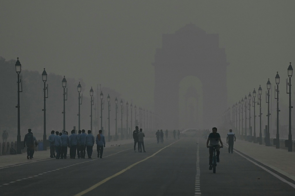 "نهاية العالم الجوية".. العاصمة الهندية تطلق "غرفة الحرب الخضراء"  (أ ف ب)