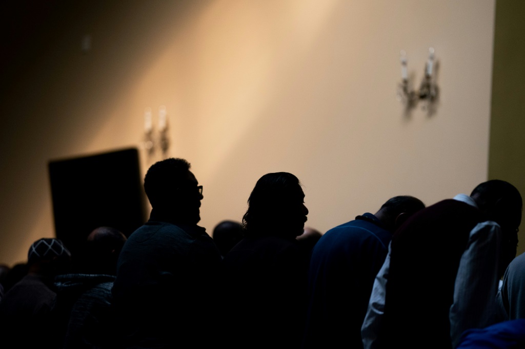رجال يصلّون في مسجد دار الهجرة في فولز تشرش في فيرجينيا، في 31 تشرين الأول/أكتوبر 2023 (ا ف ب)