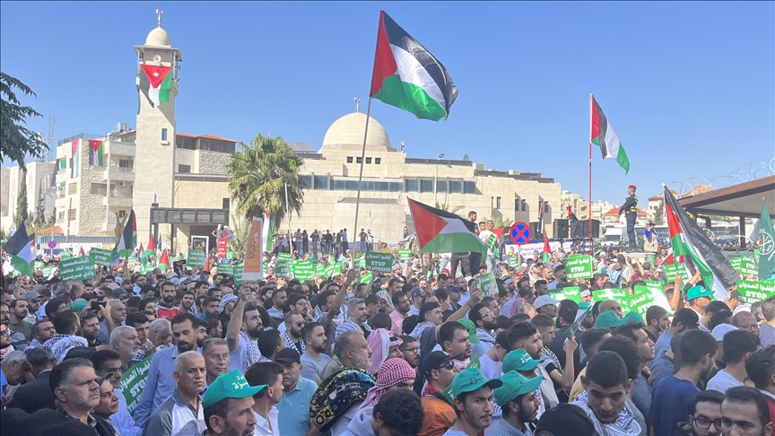 طالب المحتجون بإلغاء الاتفاقيات الموقعة بين بلادهم وإسرائيل، بما فيها اتفاقية السلام لعام 1994 (الاناضول)