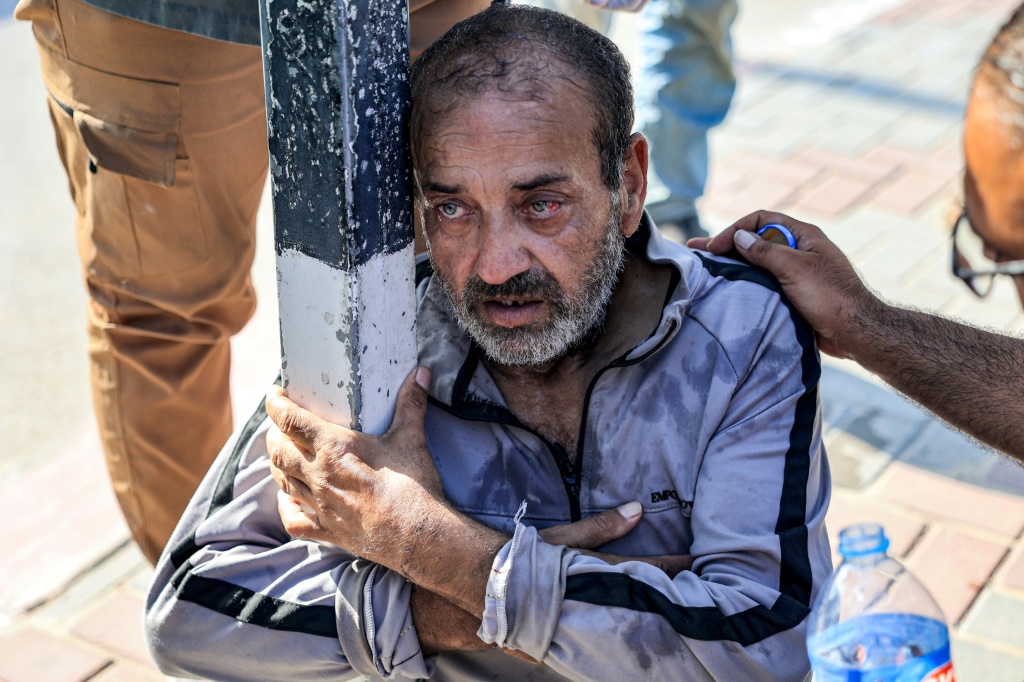 فلسطيني من العمال الذين كانوا محتجزين في إسرائيل منذ السابع من تشرين الأول/أكتوبر يتلقى مساعدة لدى عبوره معبر كرم أبو سالم مع إسرائيل في جنوب قطاع غزة في الثالث من تشرين الثاني/نوفمبر 2023 (ا ف ب)