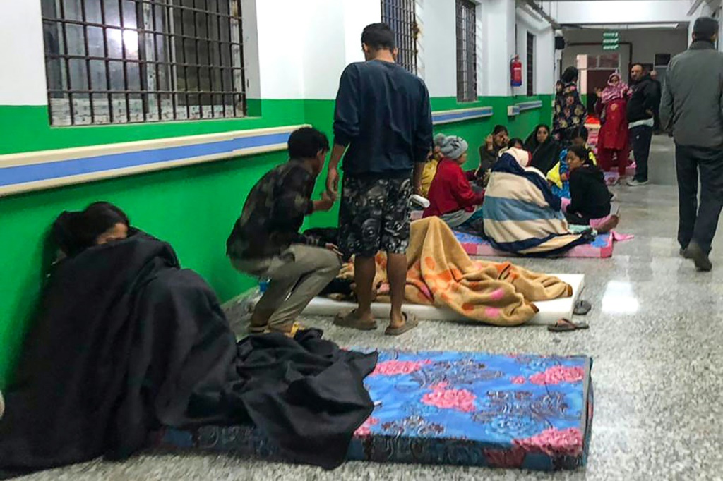 ناجون من زلزال النيبال ينتظرون في ممر مستشفى في إقليم جاجاركوت في الرابع من تشرين الثاني/نوفمبر 2023 (ا ف ب)