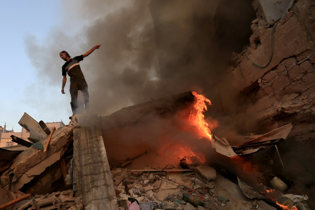 رجل يقف على أنقاض مبنى منهار بعد الغارة على خان يونس في 4 تشرين الثاني/نوفمبر (أ ف ب)   