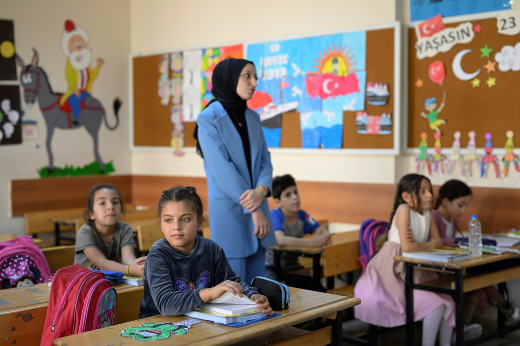 تلامذة يشاركون في حصة تعليمية في مدرسة في شانلي أورفا بجنوب شرق تركيا في 17 تشرين الأول/أكتوبر 2023 (أ ف ب)   