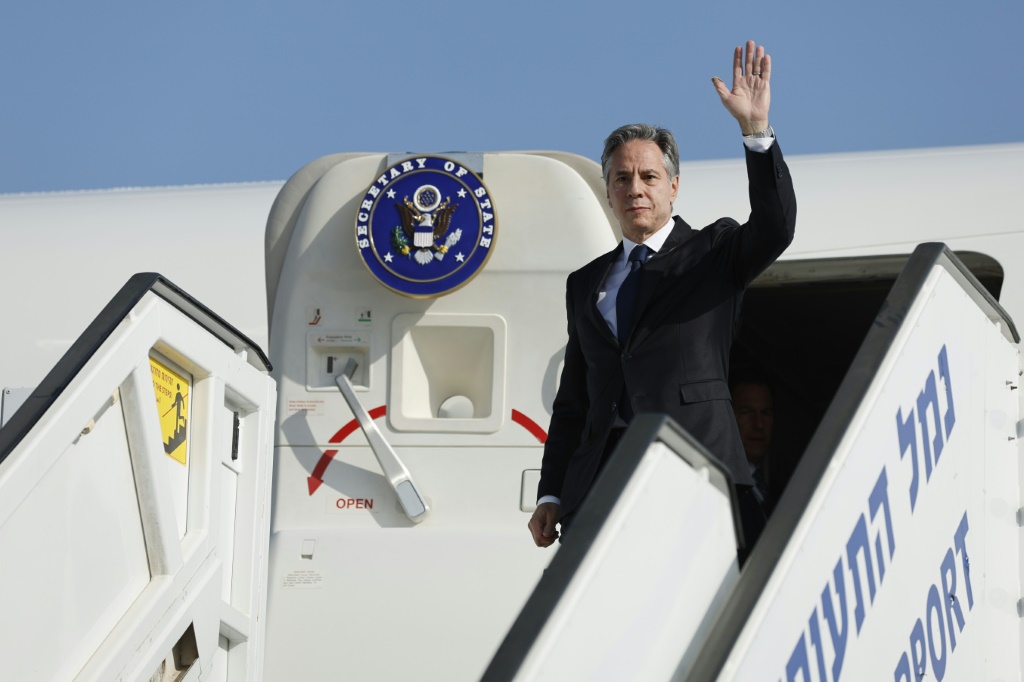 وزير الخارجية الأمريكي أنتوني بلينكن يلوح أثناء نزوله من الطائرة لبدء زيارته لإسرائيل (أ ف ب)   
