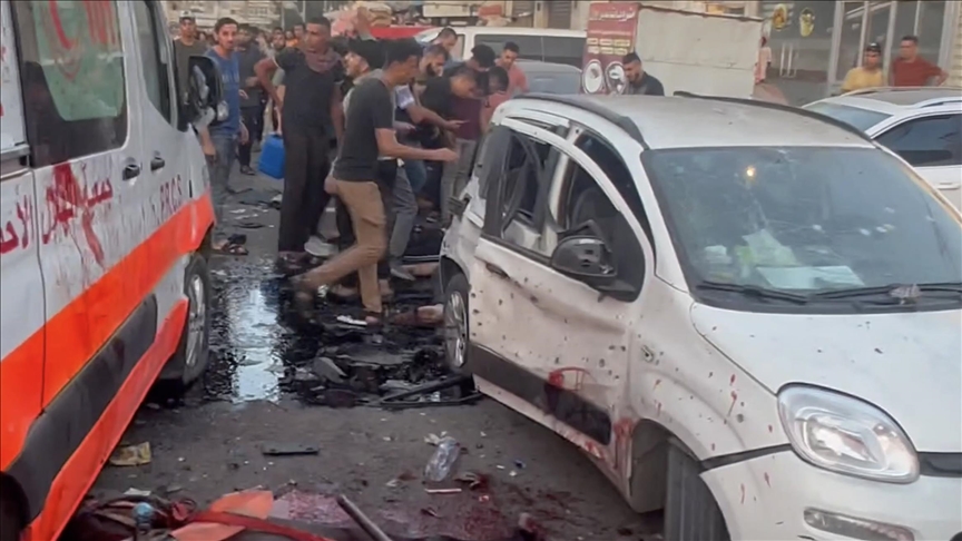 قصف سيارة اسعاف في غزة (الأناضول)