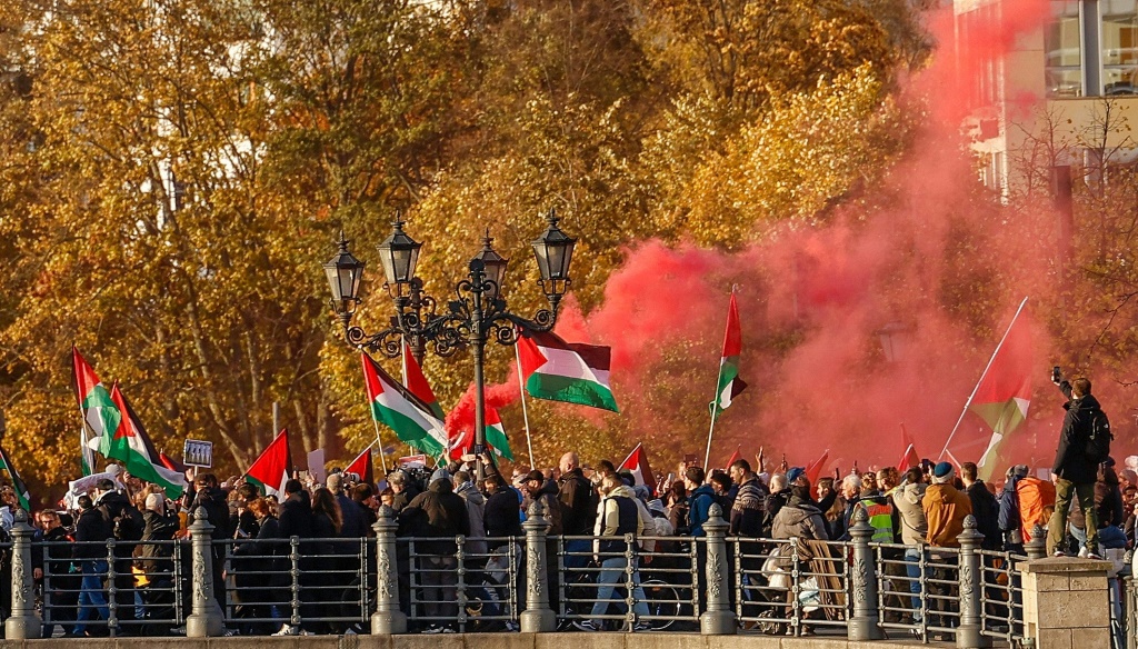متظاهرون في برلين تضامنا مع الفلسطينيين في الرابع من تشرين الثاني/نوفمبر 2023 (ا ف ب)