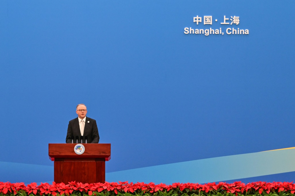 رئيس الوزراء الأسترالي أنتوني ألبانيزي يتحدّث خلال حفل افتتاح معرض الصين الدولي السادس للواردات في شنغهاي في الخامس من تشرين الثاني/نوفمبر 2023 (ا ف ب)