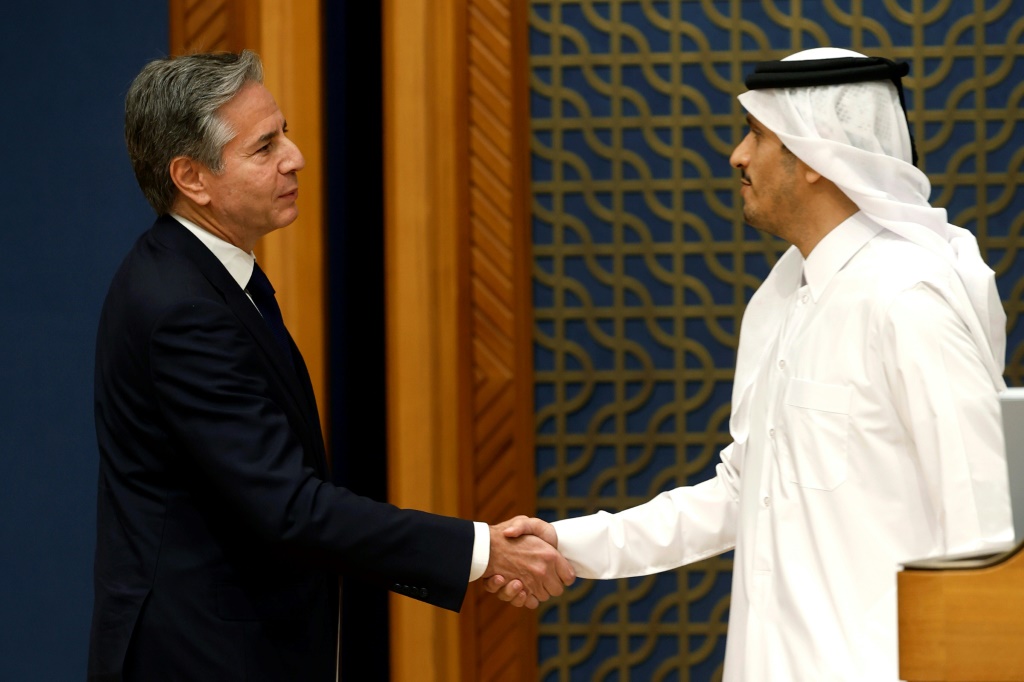 وزير الخارجية القطري محمد بن عبد الرحمن آل ثاني مصافحا نظيره الأميركي في الدوحة في 13 تشرين الأول أكتوبر 2023 (ا ف ب)