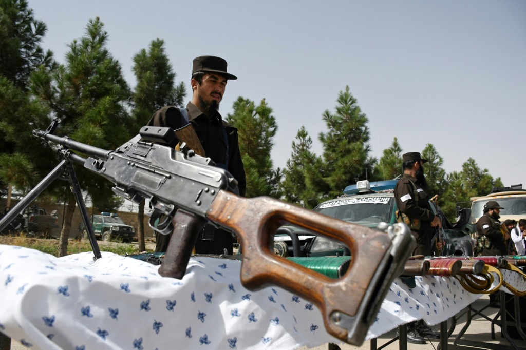 عناصر من طالبان يعرضون أسلحة في مزار شريف بولاية بلخ في 29 آب/أغسطس 2023 (ا ف ب)   