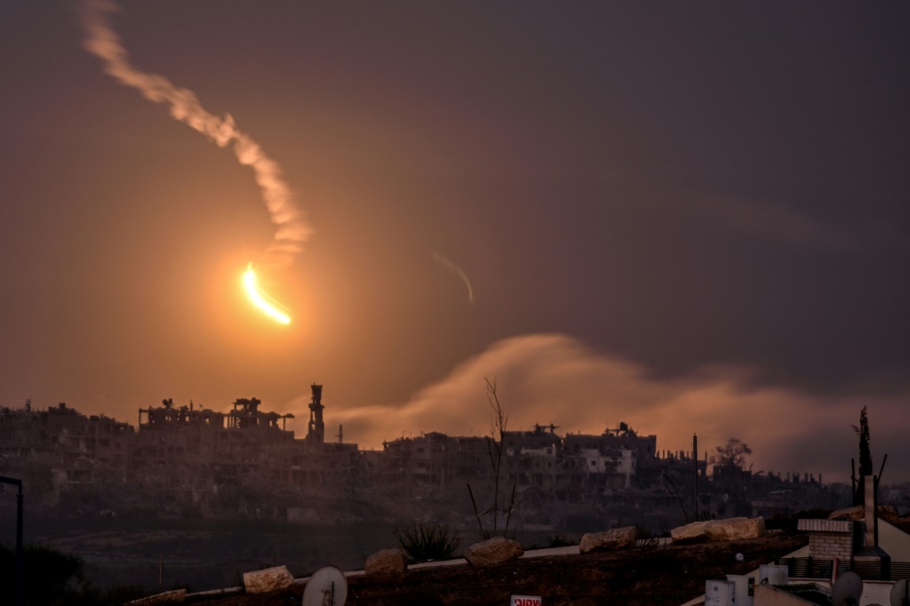 صورة التقطت من بلدة سديروت الإسرائيلية على الحدود مع قطاع غزة في 5 تشرين الثاني/نوفمبر 2023 تظهر إلقاء الجيش الإسرائيلي قنابل ضوئية فوق القطاع (أ ف ب)   