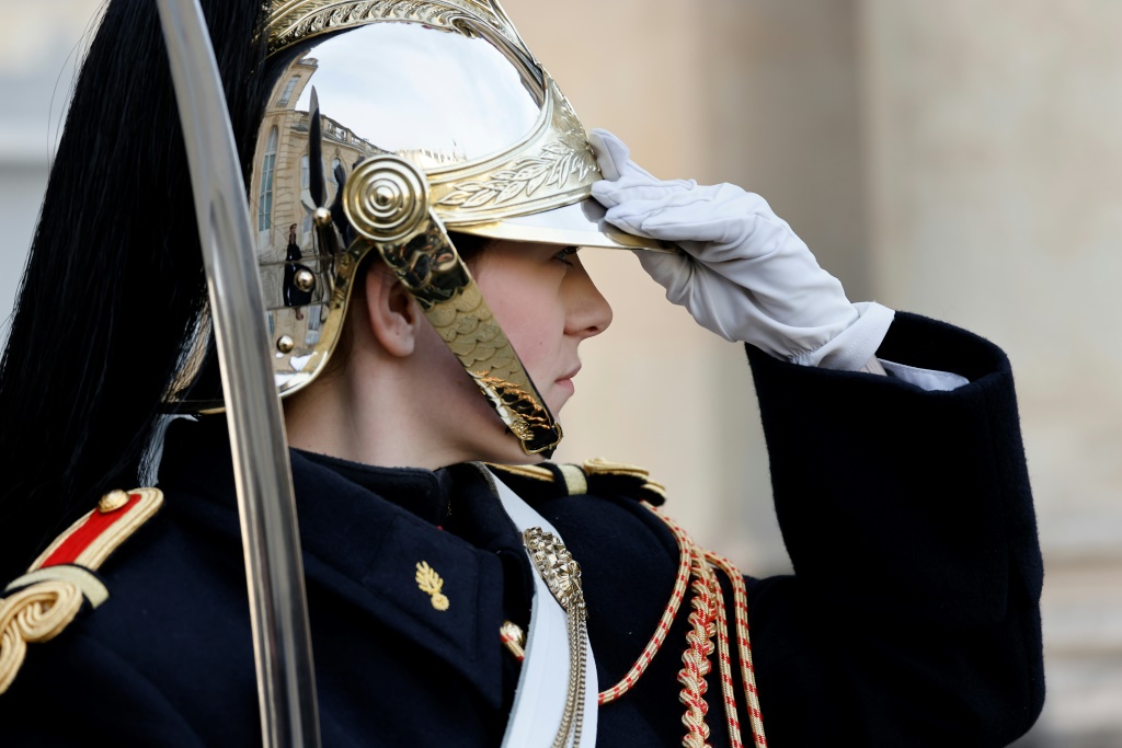 أحد عناصر الحرس الجمهوري الفرنسي (ا ف ب)