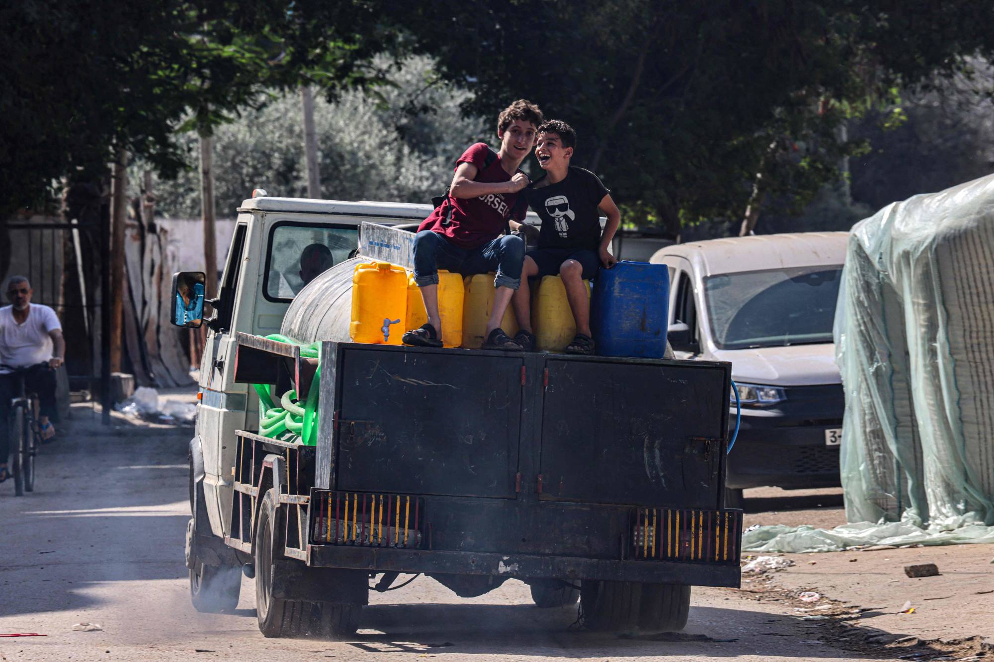 شاحنة فلسطينية تنقل غالونات مياه في مدينة رفح بجنوب قطاع غزة الأحد (أ.ف.ب)