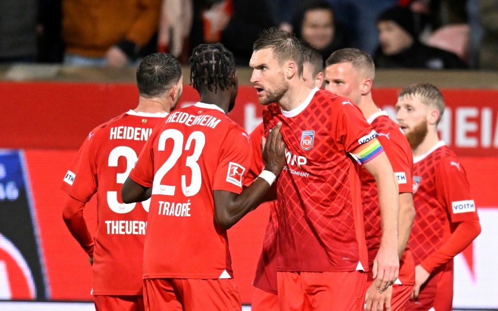 لاعبو هايدنهايم يحتفلون بعد التسجيل في مرمى شتوتغارت خلال لقاء الفريقين في الدوري الالماني لكرة القدم. هايدنهايم، جنوب غرب المانيا، في 5 تشرين الثاني/نوفمبر 2023