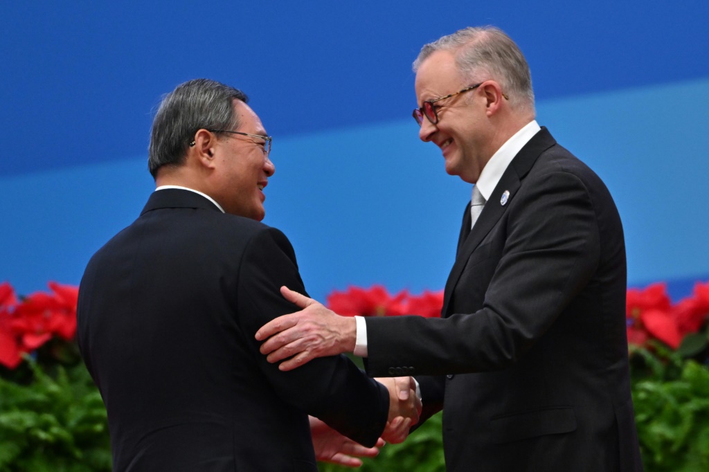 مصافحة بين رئيس الوزراء الصيني لي تشيانغ (يسار) ورئيس الوزراء الأسترالي أنتوني ألبانيزي في 5 تشرين الثاني/نوفمبر 2023 في مدينة شنغهاي الصينية (ا ف ب)