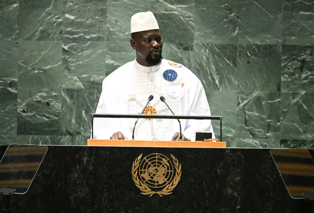 رئيس غينيا مامادي دومبويا يلقي كلمة أمام الدورة الثامنة والسبعين للجمعية العامة للأمم المتحدة في مقر الأمم المتحدة في مدينة نيويورك في 21 أيلول/سبتمبر 2023 (ا ف ب)