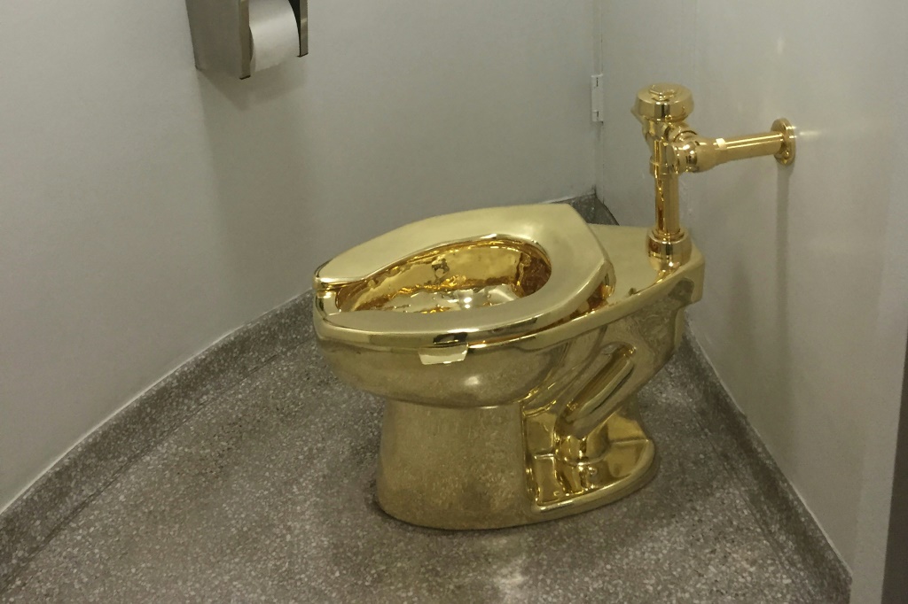 سُرق المرحاض الذهبي من قصر بلينهايم في جنوب إنجلترا عام 2019 (ا ف ب)