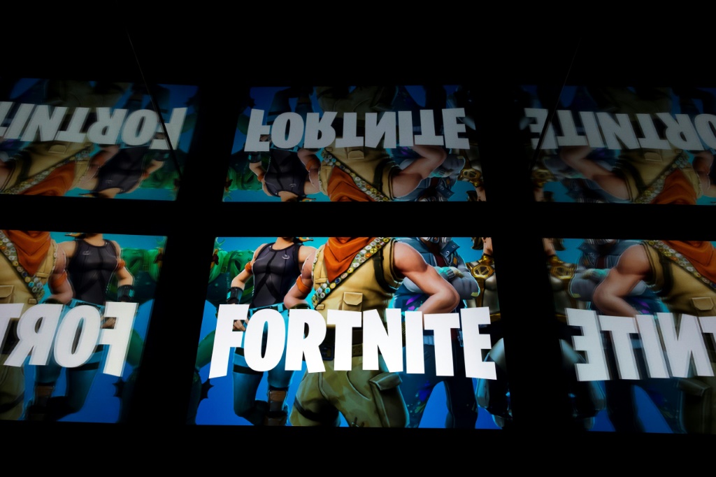 تتهم شركة Epic Games، الشركة التي تقف وراء لعبة الفيديو الشهيرة "Fortnite"، شركتي Apple وGoogle بتركهما ولمطوري البرامج الآخرين أمام خيارات قليلة بخلاف متاجر التطبيقات الخاضعة لرقابة مشددة، حيث يجب دفع عمولات ضخمة (ا ف ب)