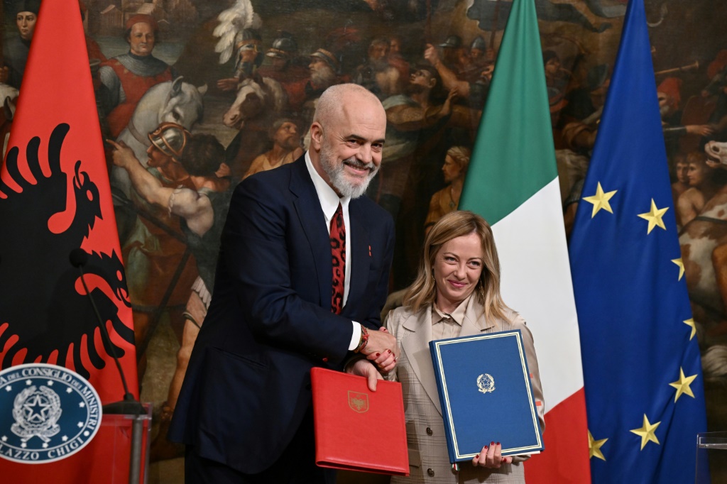 رئيس وزراء ألبانيا إيدي راما ورئيسة الوزراء الإيطالية جيورجيا ميلوني في مؤتمر صحفي مشترك في روما بعد توقيع اتفاقهما الثنائي بشأن المهاجرين (ا ف ب)