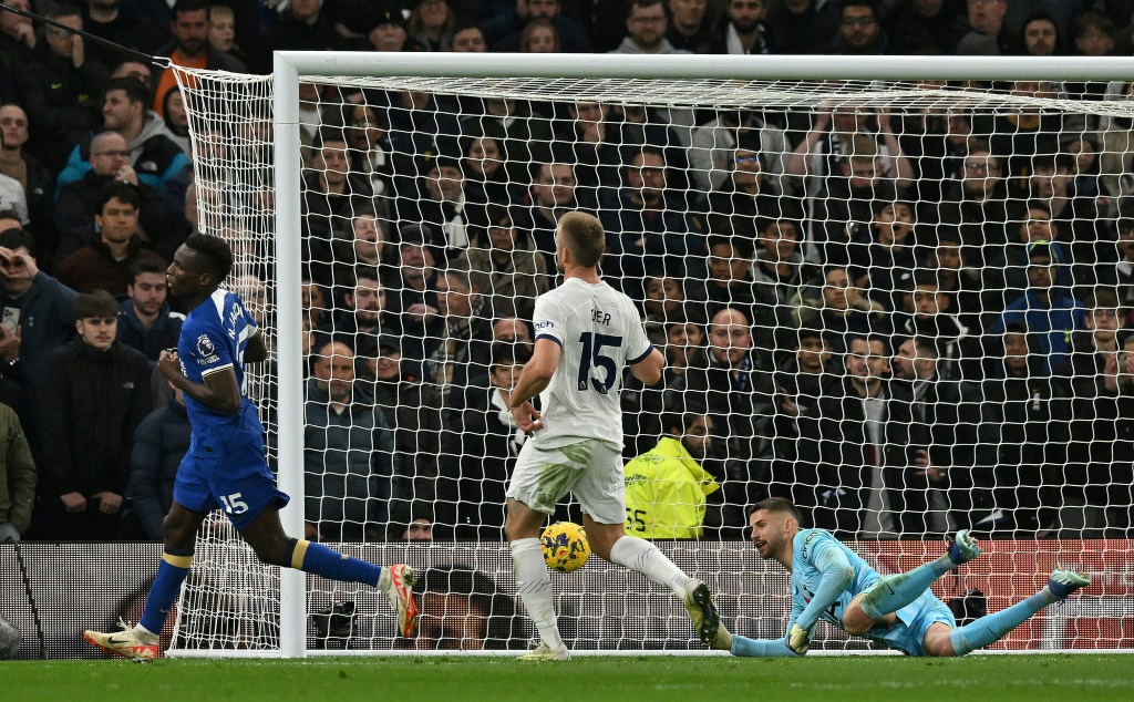 مهاجم تشلسي الدولي السنغالي نيكولاس جاكسون (يسار) يحتفل بهزه شباك توتنهام (4-1) في الدوري الانكليزي في السادس من تشرين الثاني/نوفمبر 2023 (ا ف ب)