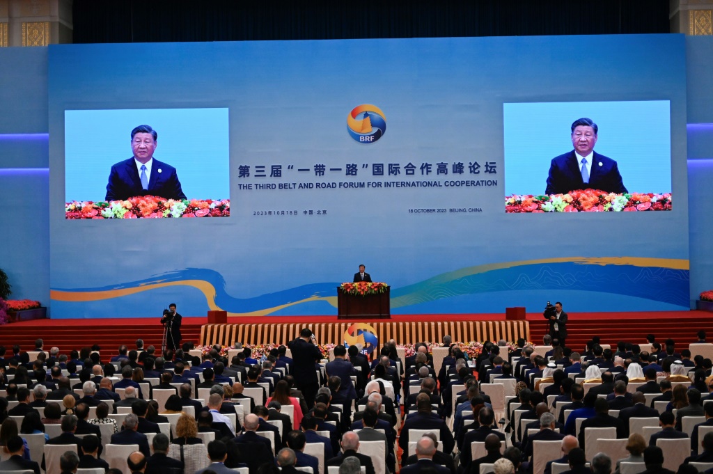 الرئيس الصيني شي جين بينغ يتحدث خلال حفل افتتاح منتدى الحزام والطريق الثالث للتعاون الدولي في قاعة الشعب الكبرى في بكين الشهر الماضي (أ ف ب)   