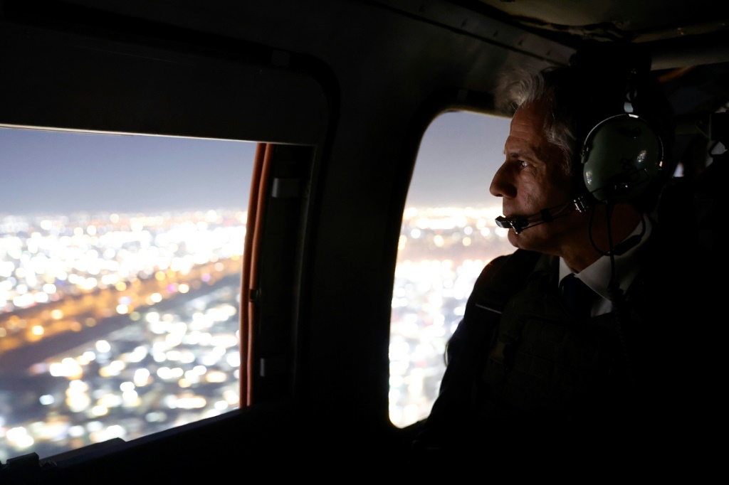 وزير الخارجية الأمريكي أنتوني بلينكن يغادر اجتماعات في بغداد بطائرة هليكوبتر في 5 نوفمبر 2023   