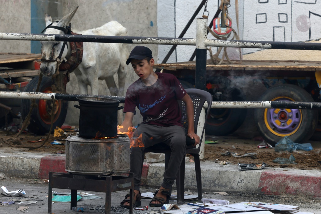 أكثر من ثلثي سكان غزة البالغ عددهم 2.4 مليون نسمة هم لاجئون مسجلون (أ ف ب)