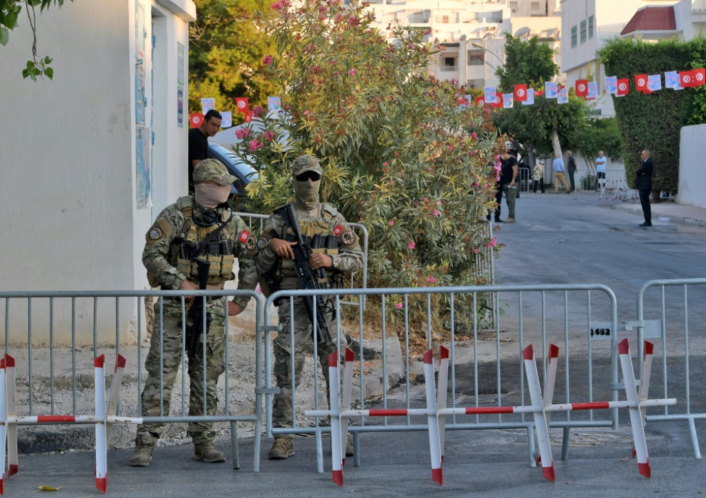 جددت وزارة الداخلية التونسية في بيانها التأكيد على أن جميع وحداتها لا تدخر جهدا في مكافحة الإرهاب (أ ف ب)