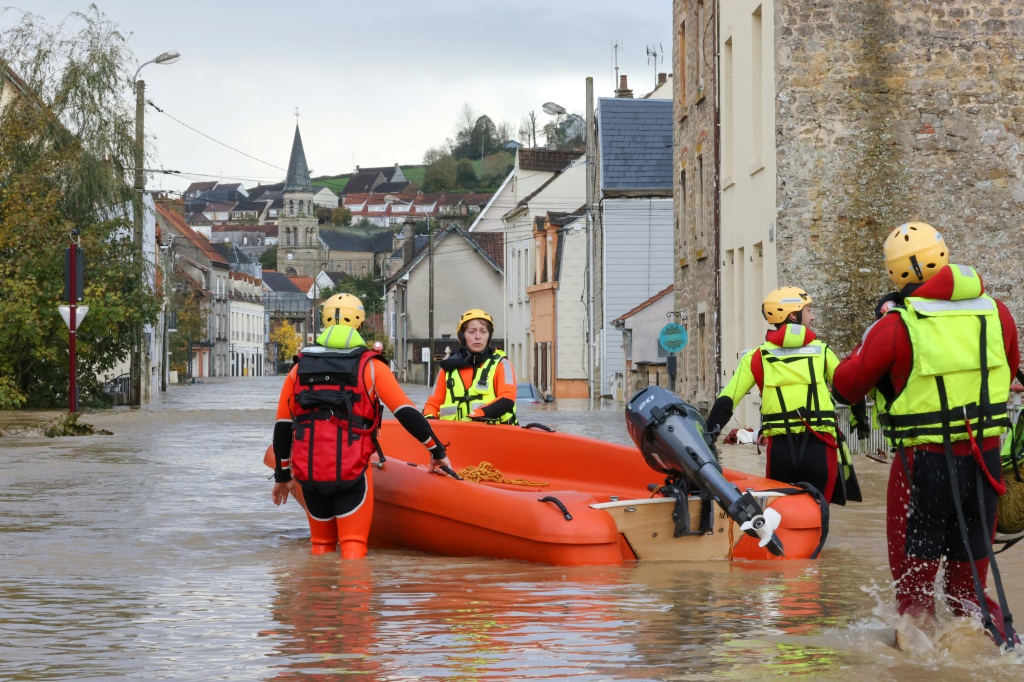 ضربت الفيضانات عشرات البلدات في مقاطعة با دو كاليه في شمال فرنسا (أ ف ب)   
