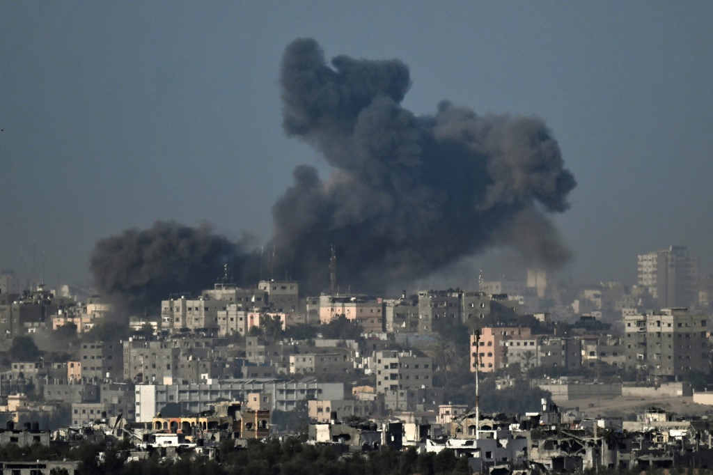 صورة ملتقطة من سديروت عند الحدود بين إسرائيل وقطاع غزة في السابع من تشرين الثاني/نوفمبر 2023 تظهر دخانا يتصاعد فوق غزة بعد ضربات إٍسرائيلية (ا ف ب)