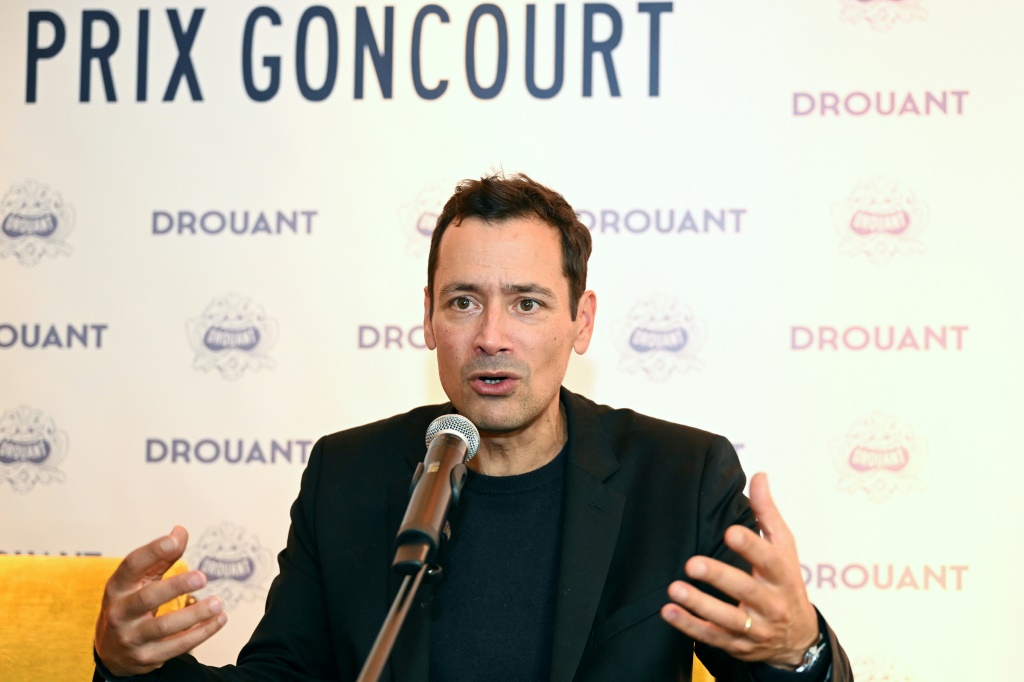 الكاتب الفرنسي جان باتيست أندريا خلال مؤتمر صحافي في باريس غقب فوزه في 7 تشرين الثاني/توفمبر 2023 بجائزة غونكور الأدبية (ا ف ب)