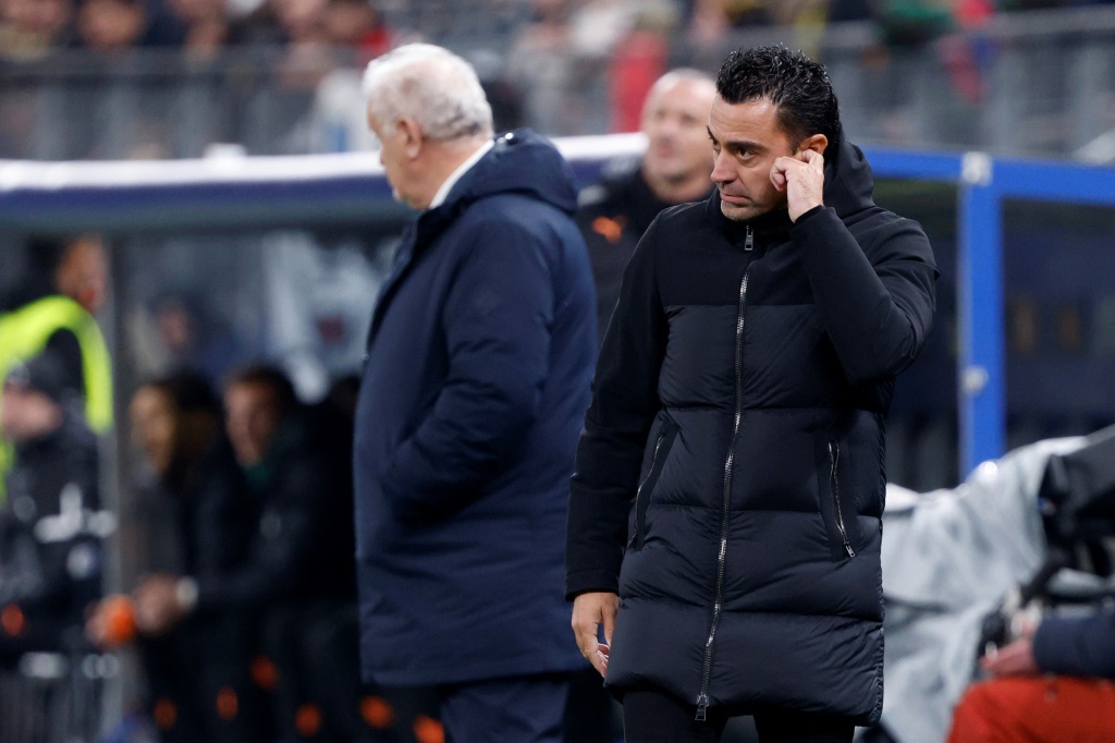 مدرب برشلونة الاسباني تشافي هرنانديس خلال المباراة ضد شاختار دانييتسك الأوكراني في دوري ابطال اوروبا لكرة القدم. هامبورغ، شمال المانيا، في 7 تشرين الثاني/نوفمبر 2023 (ا ف ب)