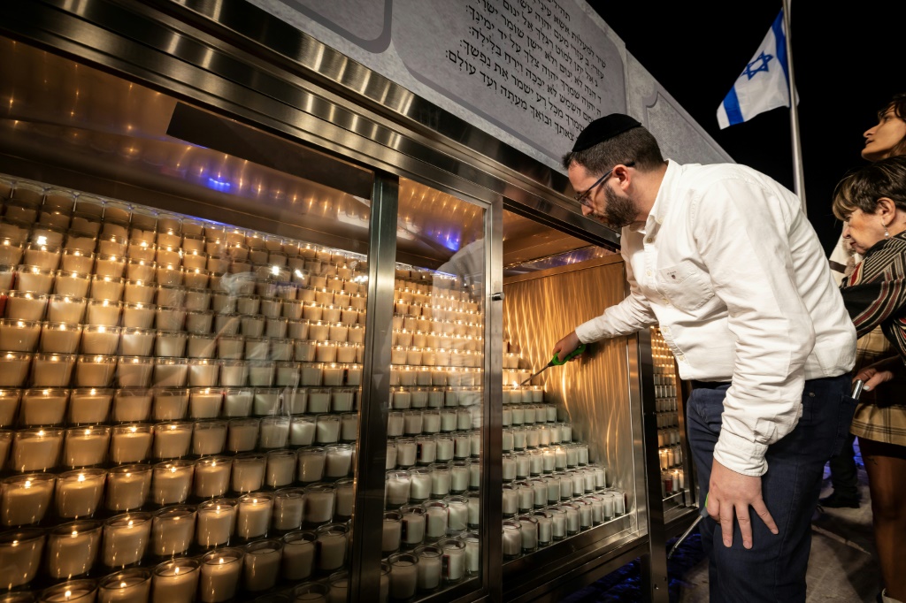 أشخاص يضيئون الشموع عند الحائط الغربي في القدس في 6 تشرين الثاني/نوفمبر 2023 لتكريم ذكرى 1400 شخص قتلوا خلال هجوم 7 تشرين الأول/أكتوبر الذي شنته حركة حماس من قطاع غزة (ا ف ب)