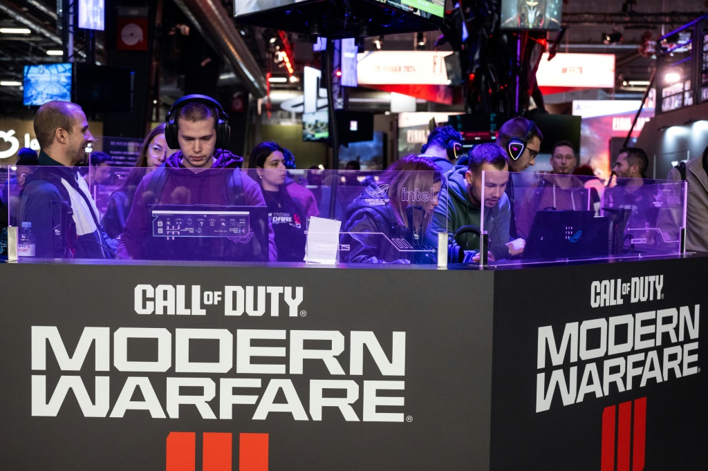حققت سلسلة ألعاب الفيديو "Call of Duty" أكثر من 30 مليار دولار منذ إطلاقها قبل 20 عامًا، لتصبح مرادفًا لنوع ألعاب إطلاق النار العسكرية (ا ف ب)
