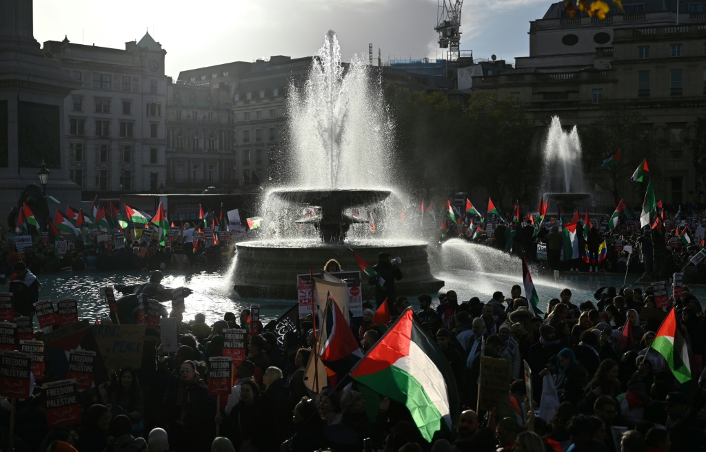 ونظم المتظاهرون المؤيدون للفلسطينيين سلسلة من المسيرات في وسط لندن في الأسابيع الأخيرة (أ ف ب)   
