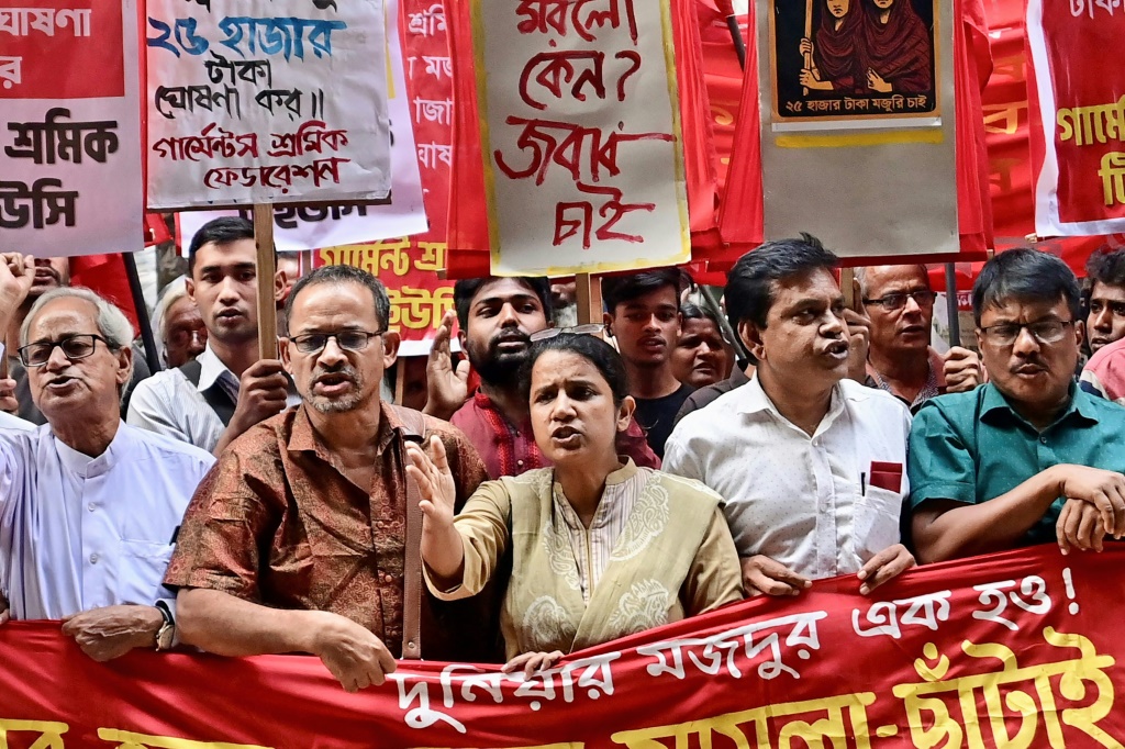 عمال ونشطاء صناعة الملابس يشاركون في احتجاج في دكا يوم 7 تشرين الثاني/نوفمبر للمطالبة بزيادة الأجور (أ ف ب)   