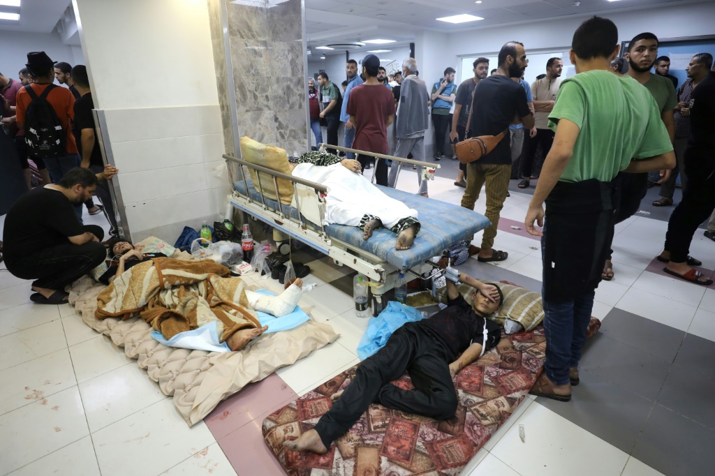 جرحى فلسطينيون داخل مجمع الشفاء الطبي في مدينة غزة في السابع من تشرين الثاني/نوفمبر 2023 (أ ف ب)   