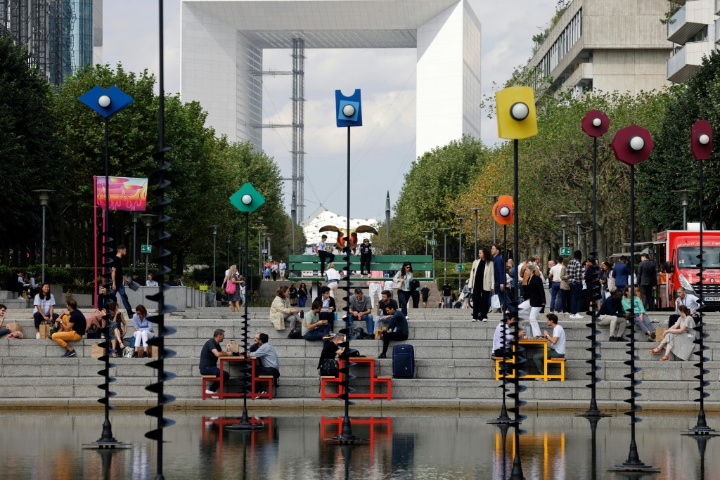 لا ديفانس، الواقعة على المشارف الغربية لباريس، هي أكبر منطقة تجارية في أوروبا (أ ف ب)   