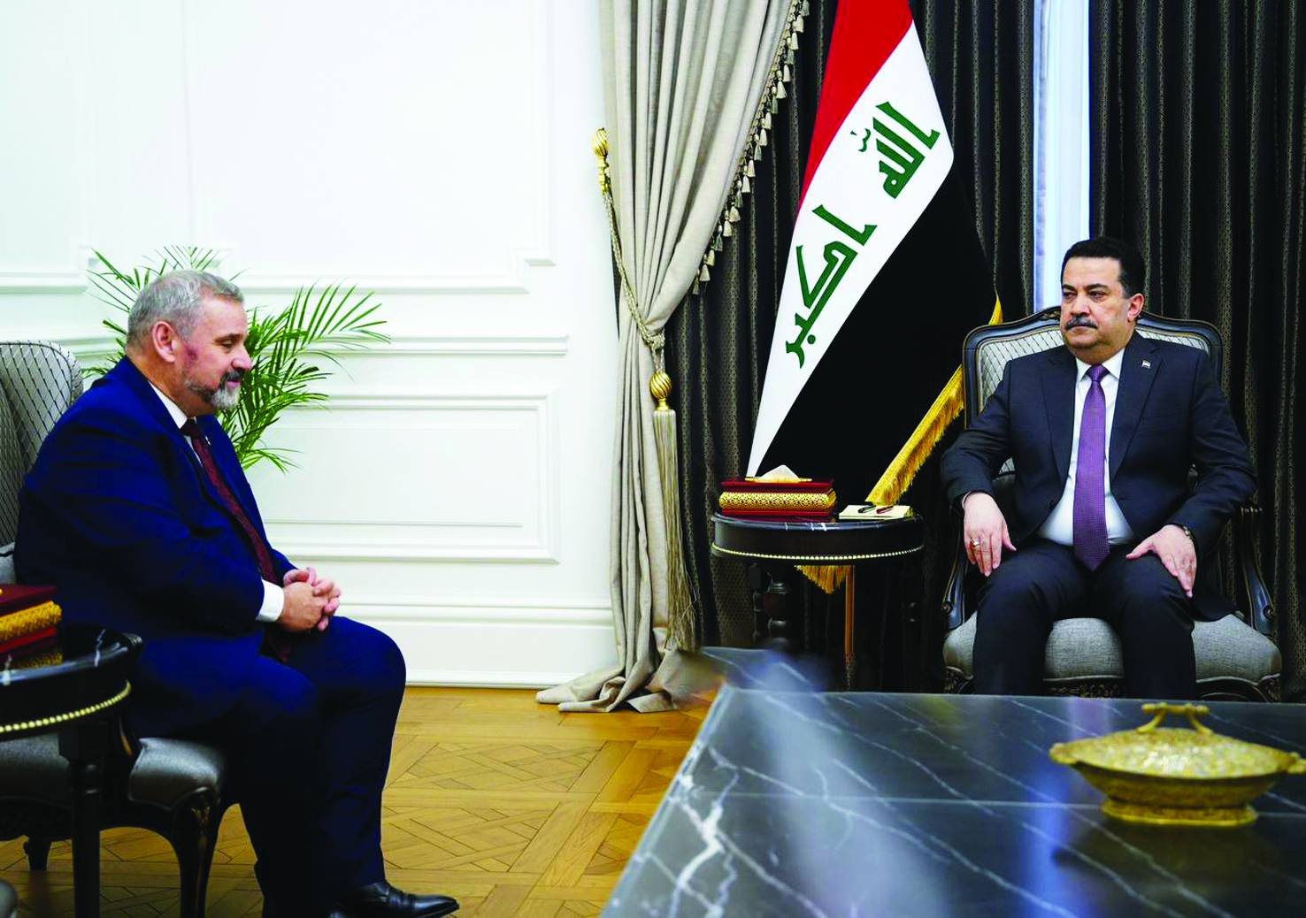 رئيس الوزراء محمد شياع السوداني خلال لقاء سابق مع سفير الاتحاد الأوروبي توماس سيلر في بغداد (رئاسة الوزراء العراقية)
