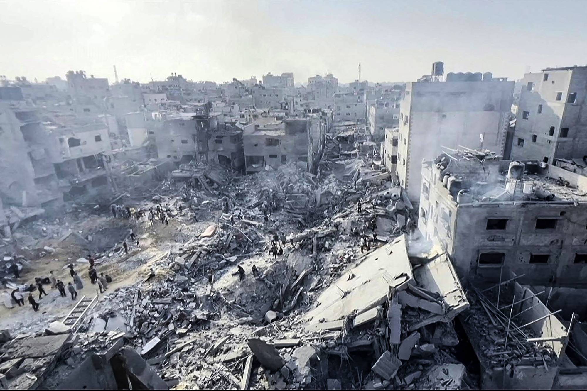 دمار عقب قصف إسرائيلي على مخيم جباليا في غزة (أ.ف.ب)