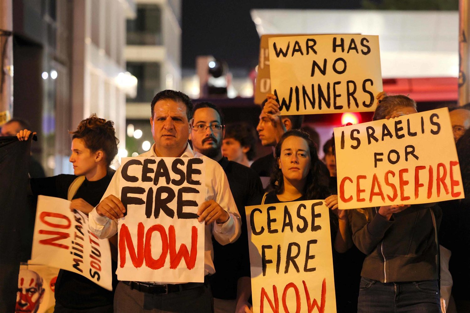 «وقف النار فوراً»... شعارات رفعها يساريون إسرائيليون خلال احتجاج ضد الحرب في غزة (أ.ف.ب)