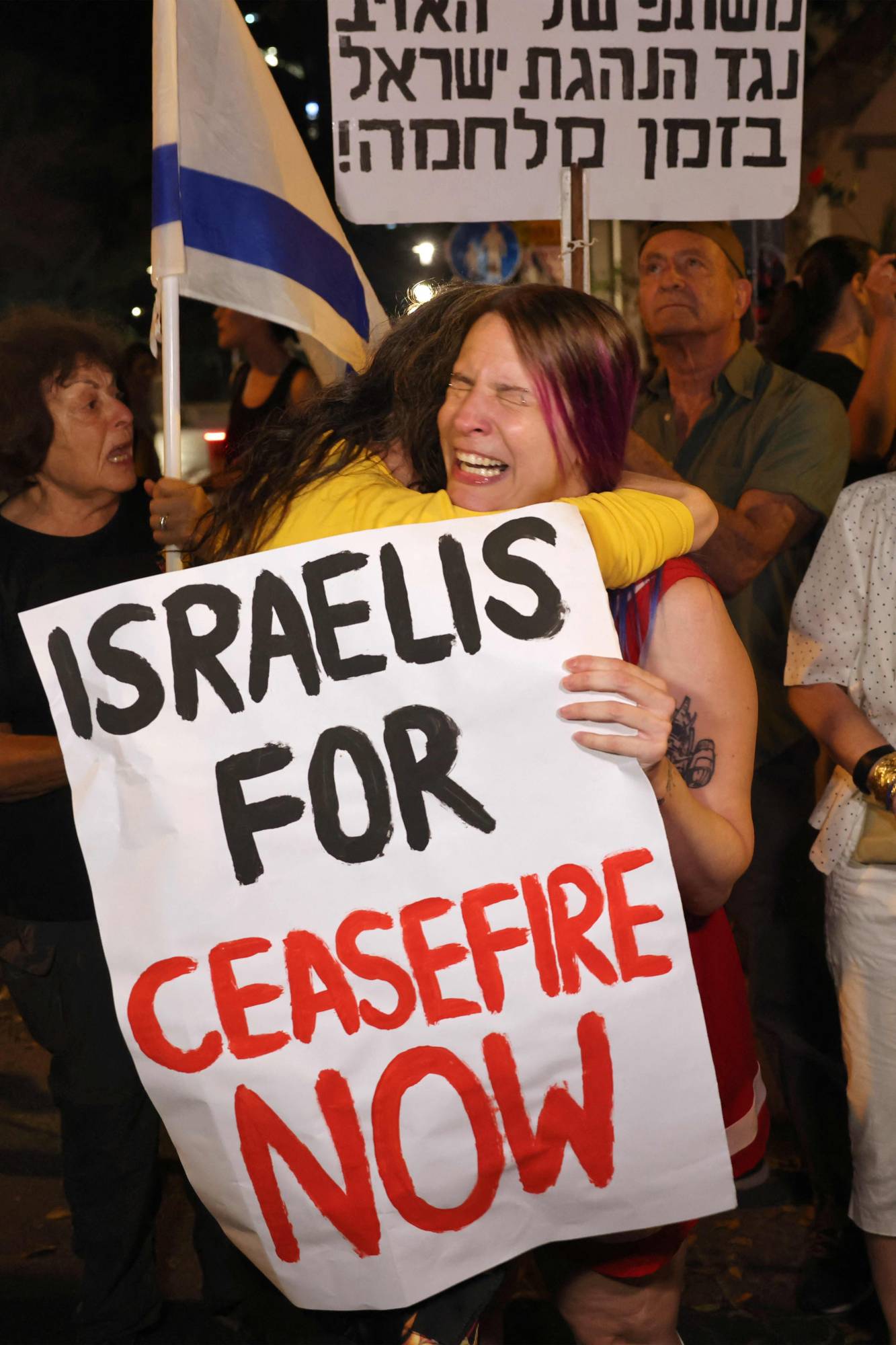 يساريون إسرائيليون يطالبون بوقف النار فوراً في غزة خلال مظاهرة في تل أبيب يوم 4 نوفمبر الحالي (أ.ف.ب)