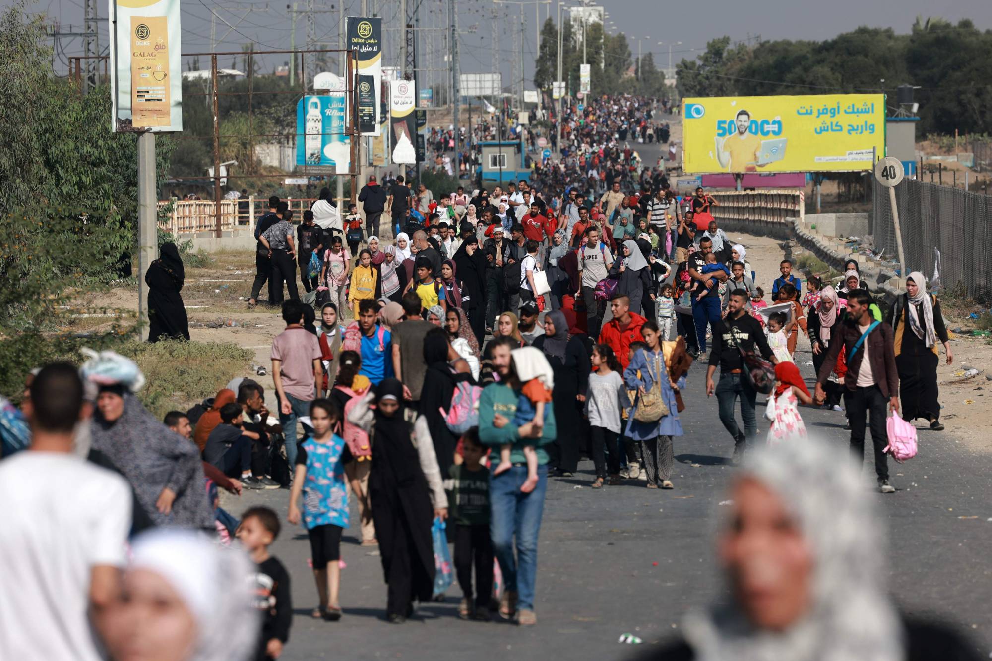 فلسطينيون أثناء فرارهم من مدينة غزة وأجزاء أخرى من شمال القطاع باتجاه المناطق الجنوبية (أ.ف.ب)