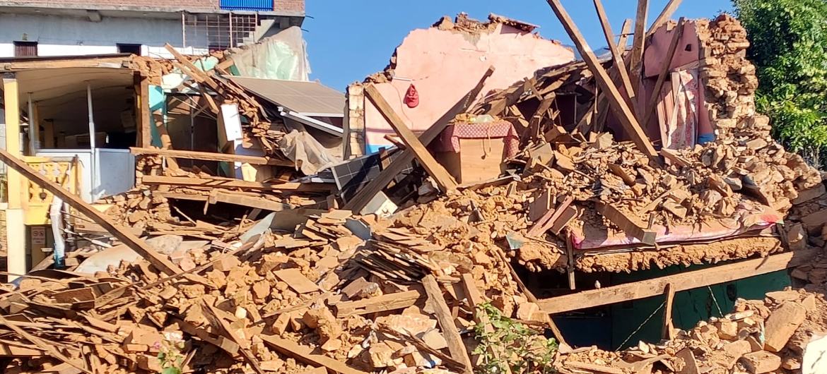 منازل مدمرة بسبب الزلزال القوي الذي ضرب غرب نيبال بقوة 6.4 درجة على مقياس ريختر (الأمم المتحدة)