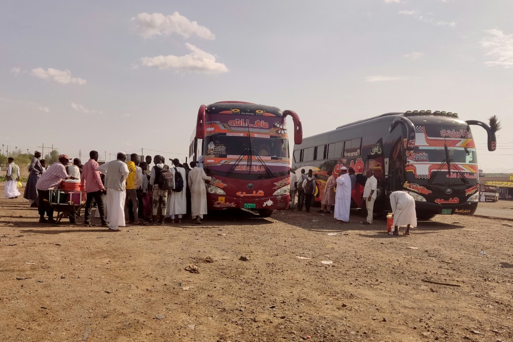 صورة مؤرخة في 3 تموز يوليو لأشخاص يفرون من ولاية القضارف في شرق السودان (ا ف ب )
